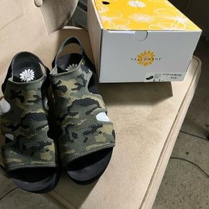 New yellowbox camo sekia wedges size 8.5